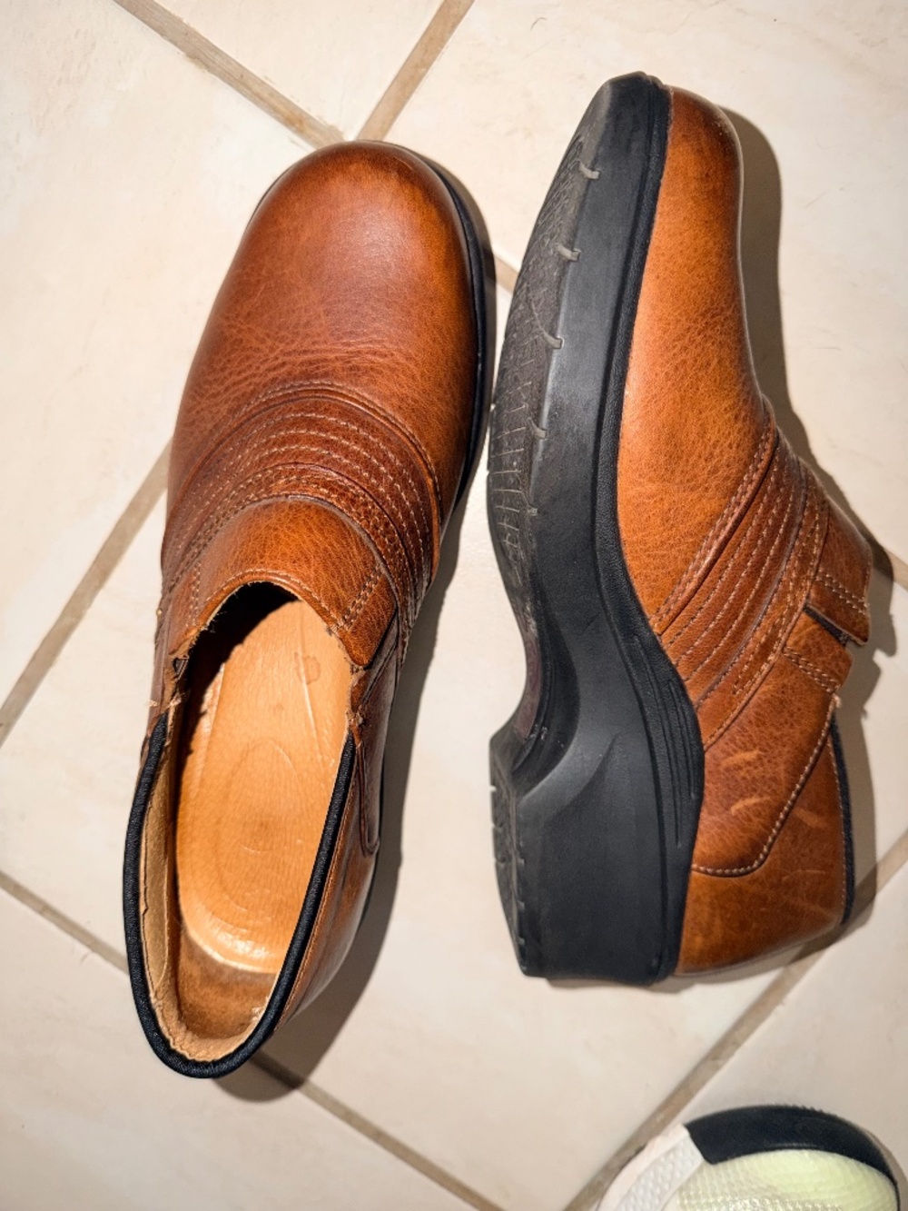 Women’s 11 Ariat clogs